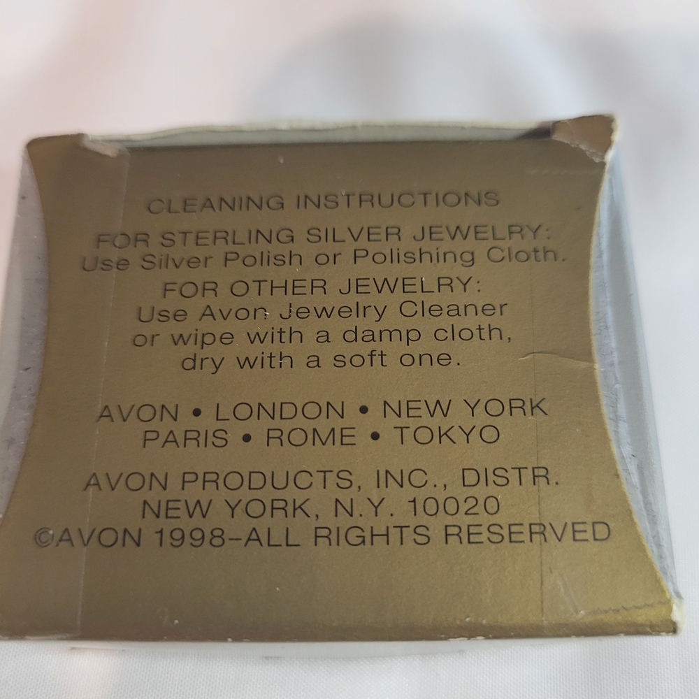 Avon Gold Necklace with Sparkling Pendant - Picture 6 of 6
